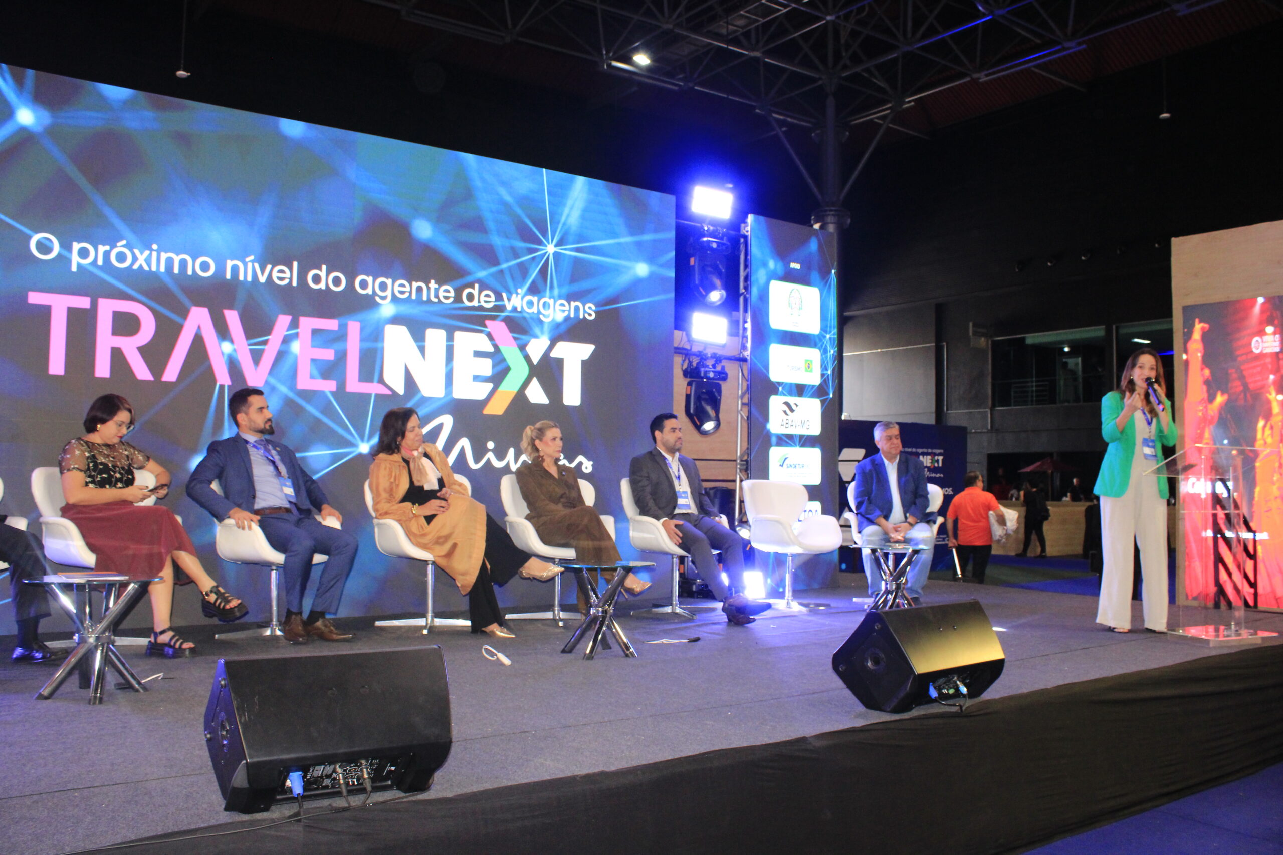Painel de autoridades no Travel Next 2026