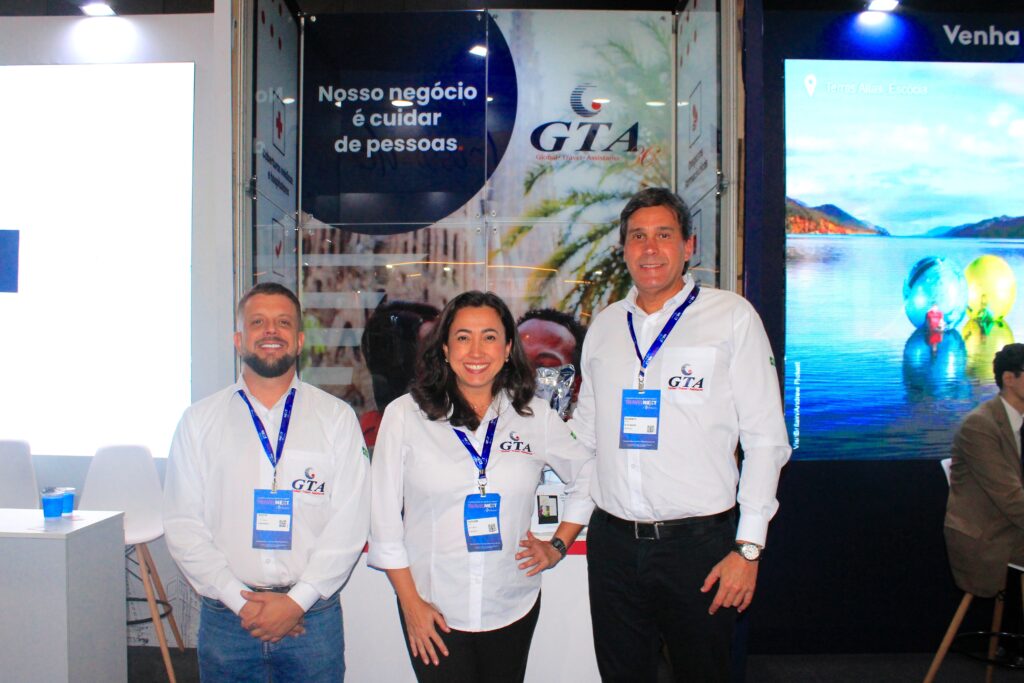 Travel Next: GTA apresenta promoção que dobra cobertura de seguro viagem Regis Tarcísio, Tatiane Avelar e Rogério Esteves, da GTA