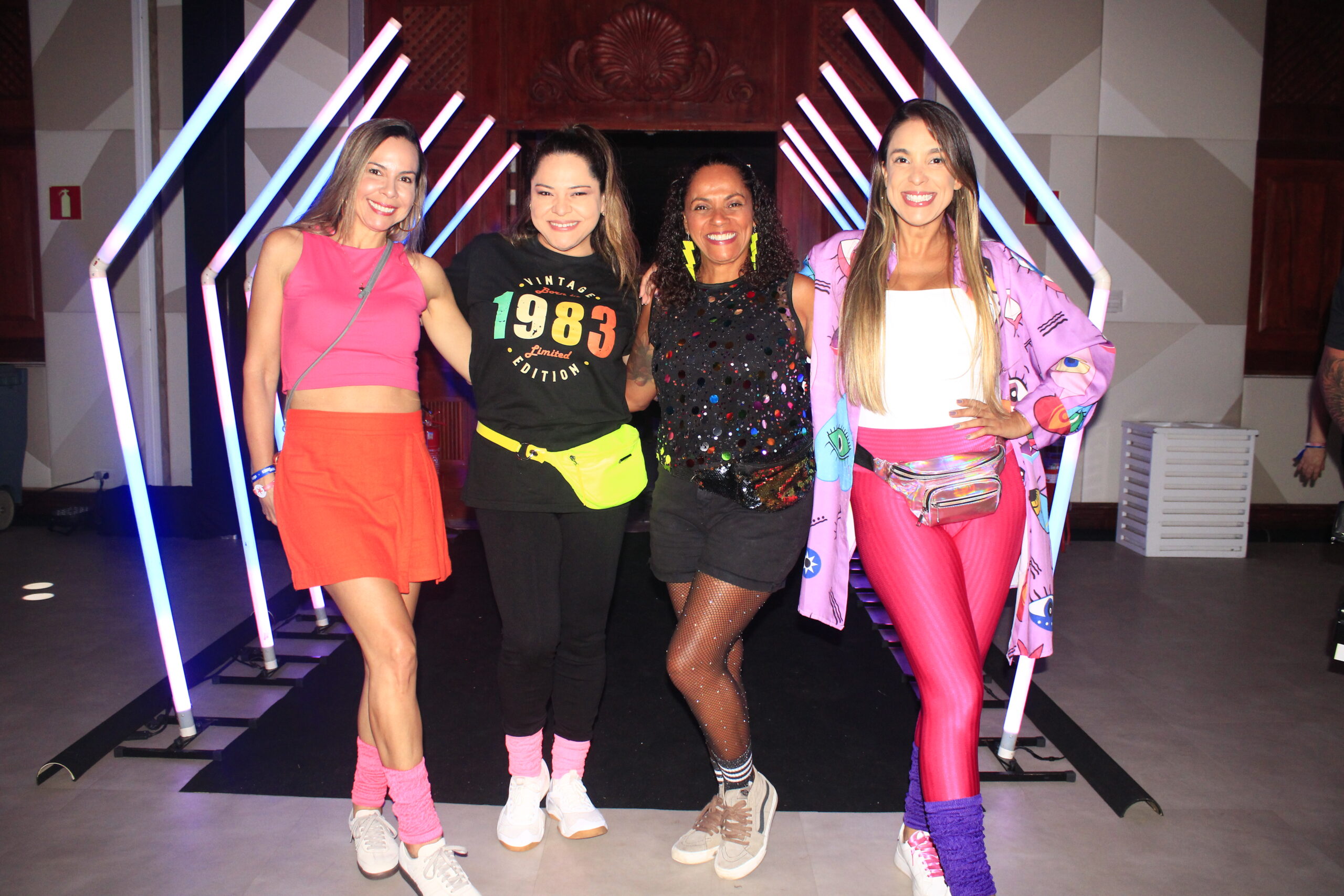 Roupas coloridas e acessórios chamativos compuseram os trajes temáticos dos participantes da festa da Abreu