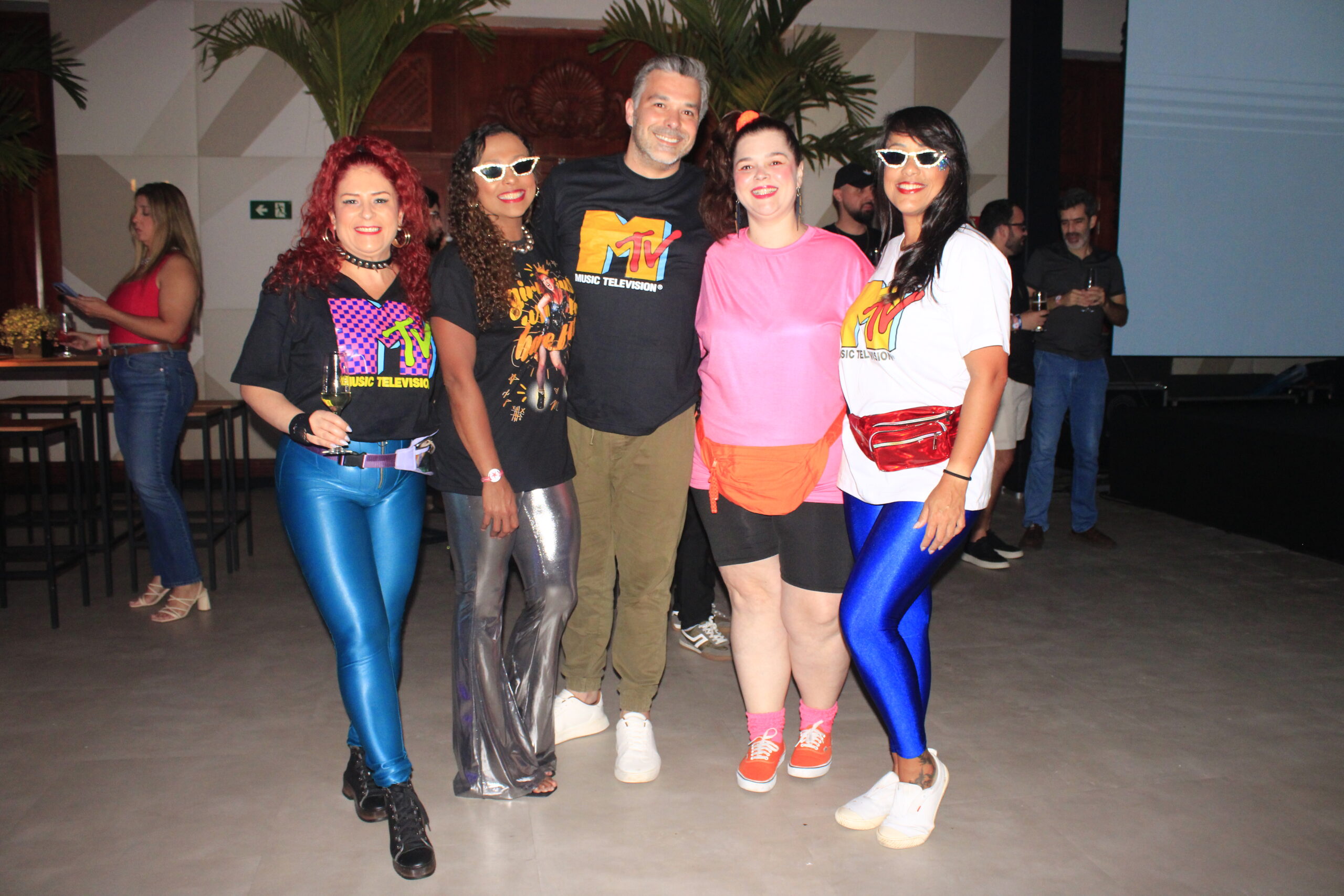 Um dos ícones dos anos 80, a MTV inspirou o traje dos participantes da festa