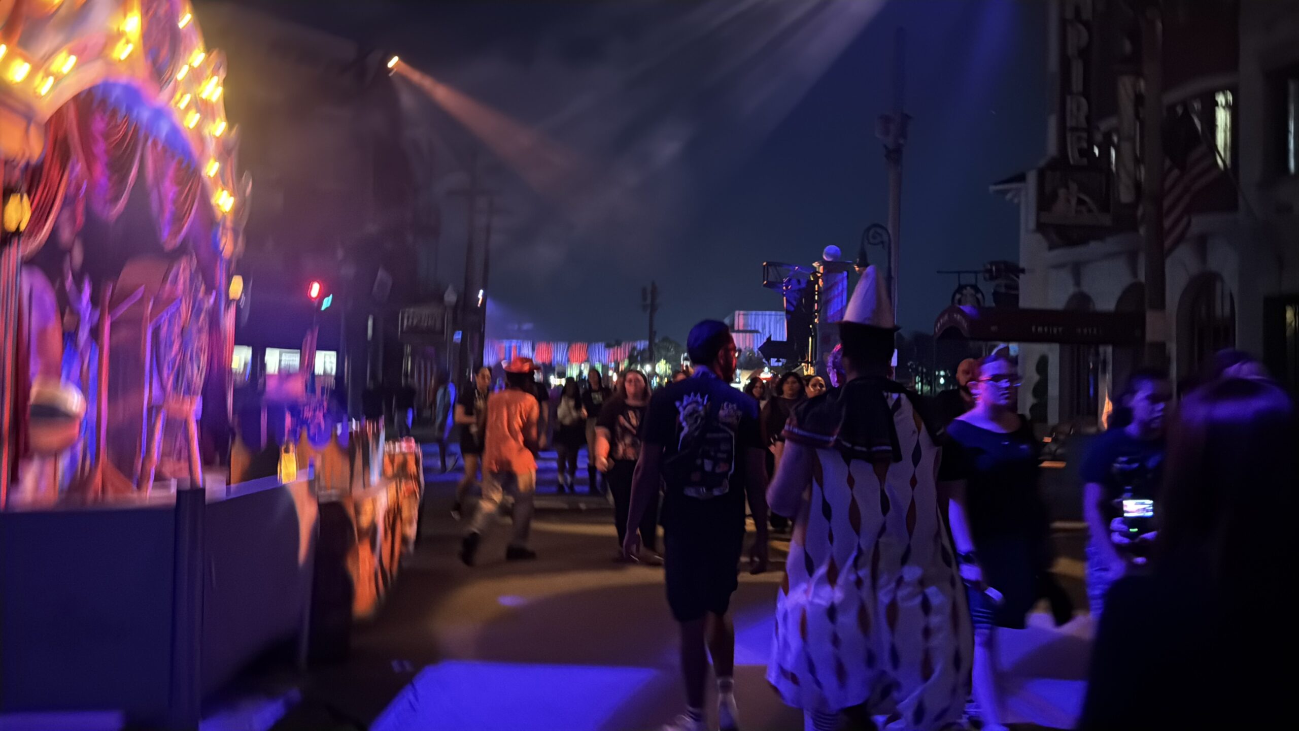 Visitantes atravessam uma área de terror da Halloween Horror Nights 35 (Felipe Abílio:M&E)