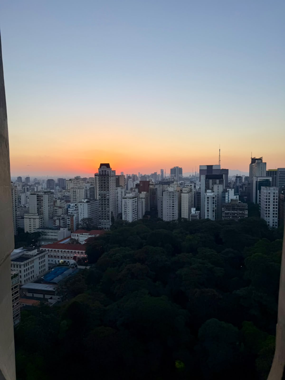 Localizada no 22º andar, a suíte oferece vista panorâmica para São Paulo e para o Parque Trianon