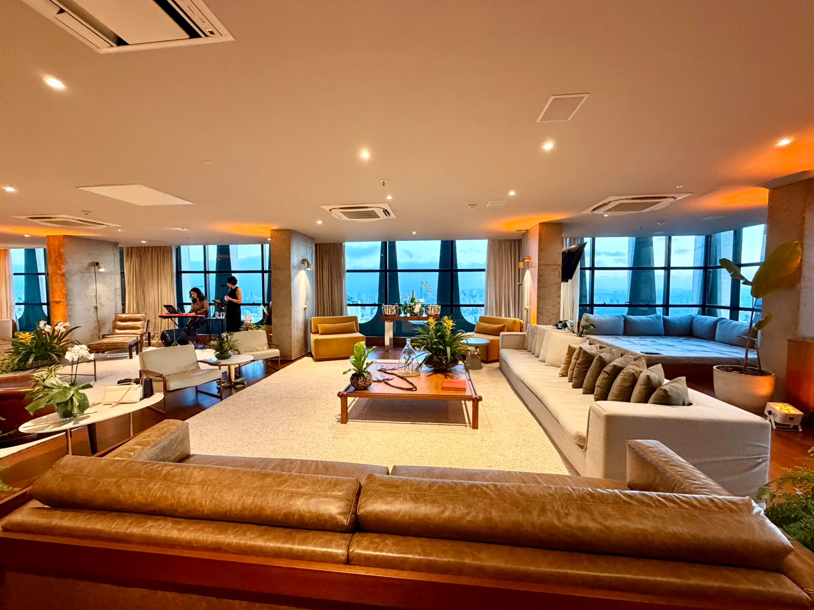 A hospedagem inclui serviços de concierge e mordomo, reforçando o padrão premium oferecido pelo hotel