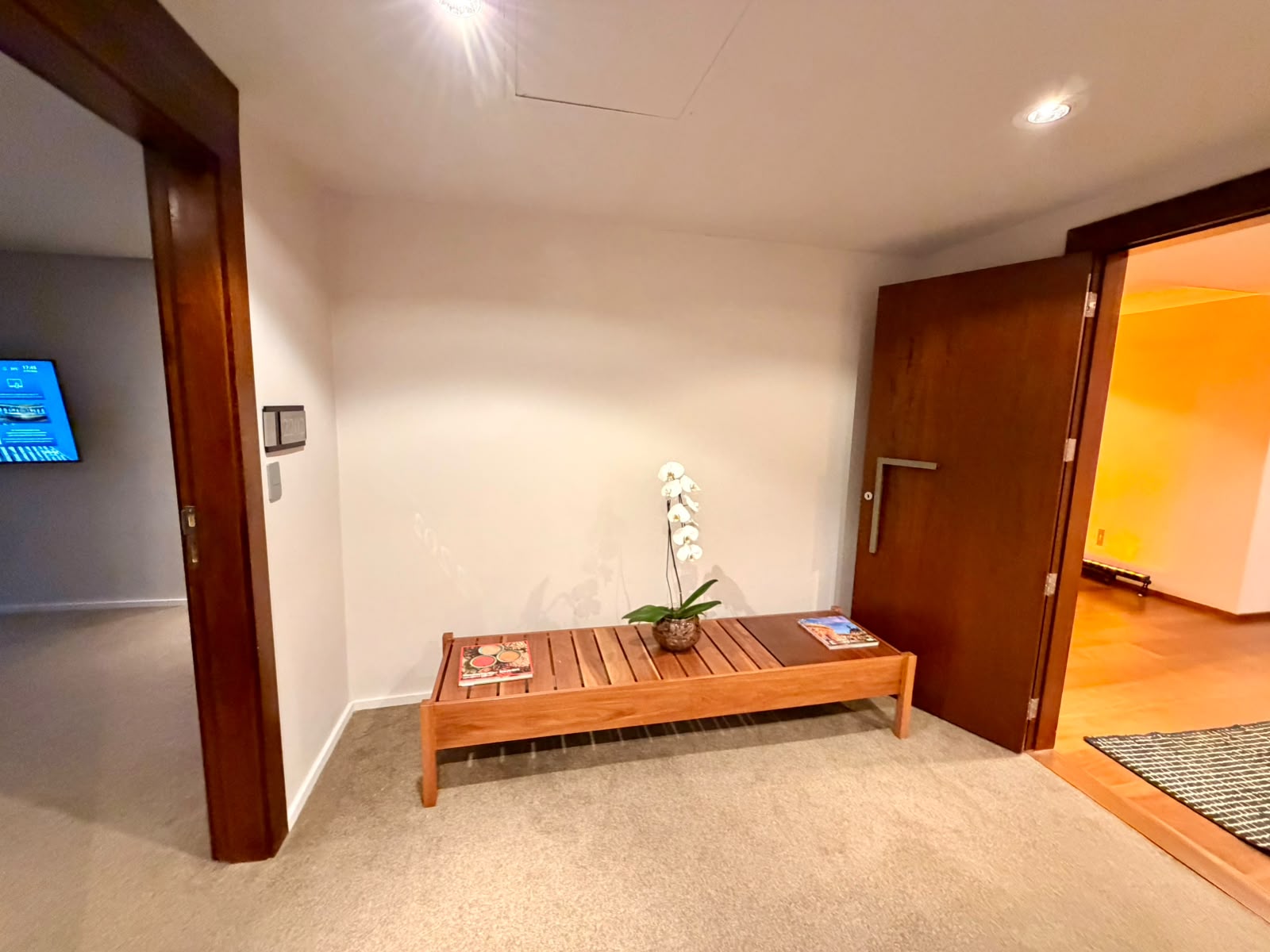 Os ambientes integrados permitem que a suíte seja adaptada para diferentes ocasiões, do lazer aos encontros corporativos