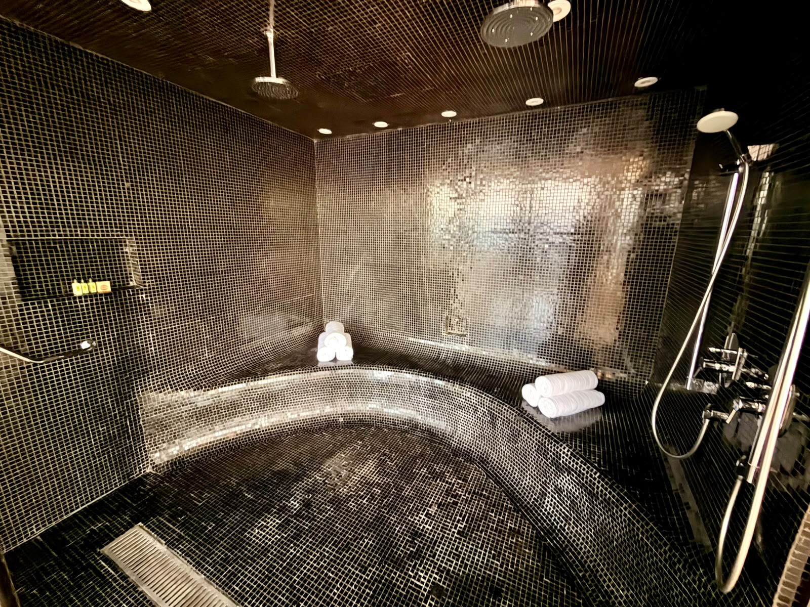 Rain shower e sauna complementam a oferta da suíte