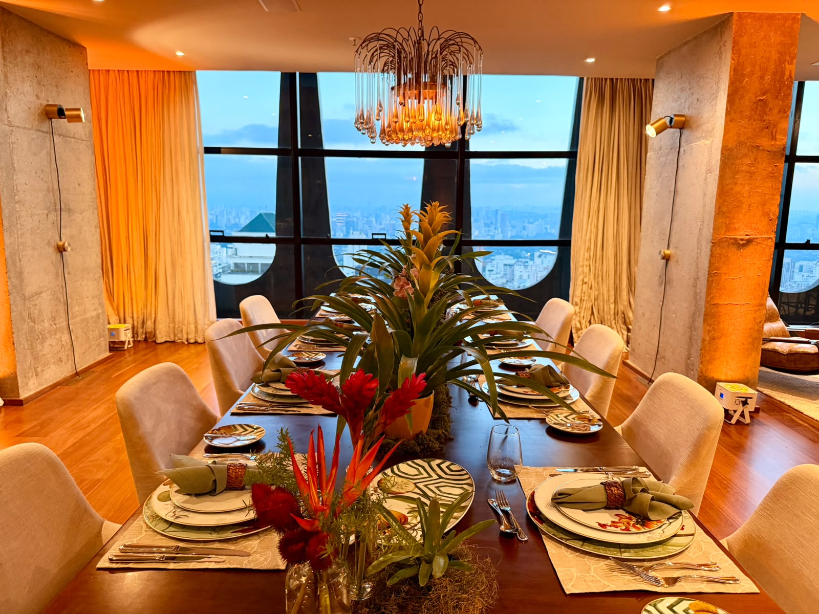 A sala de jantar acomoda recepções intimistas, almoços executivos e experiências gastronômicas personalizadas