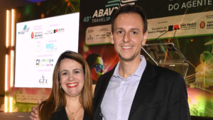 Juliana Assumpção e Bruno Waltrick, diretora executiva e presidente da Abav-SP | Aviesp (Divulgação)