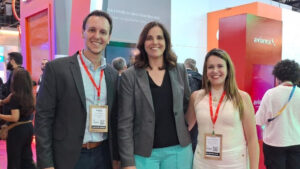 Ana Biselli, secretária de Turismo e Viagens de São Paulo, entre Bruno Waltrick e Juliana Assumpção, presidente e diretora executiva da Abav-SP (Divulgação)
