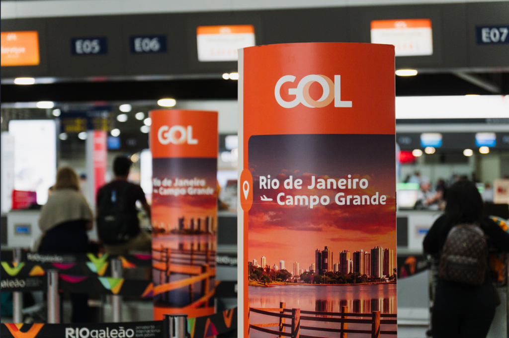 O check-in da companhia no RIOgaleão ganha totens temáticos em celebração à nova rota sem escalas Rio de Janeiro-Campo Grande (Divulgação)