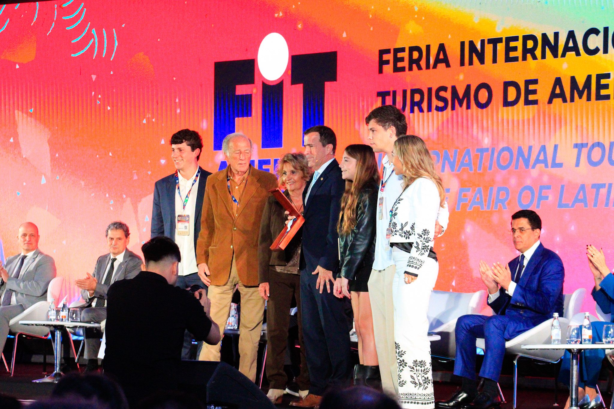 A família de Adrés Deyá, presidente da FIT, subiu ao palco para homenageá-lo