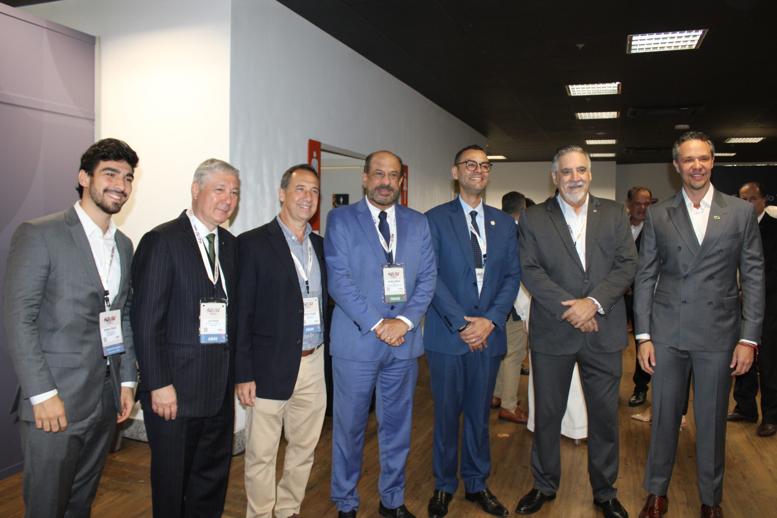Autoridades se reúnem no Lounge Vip antes do início da feira