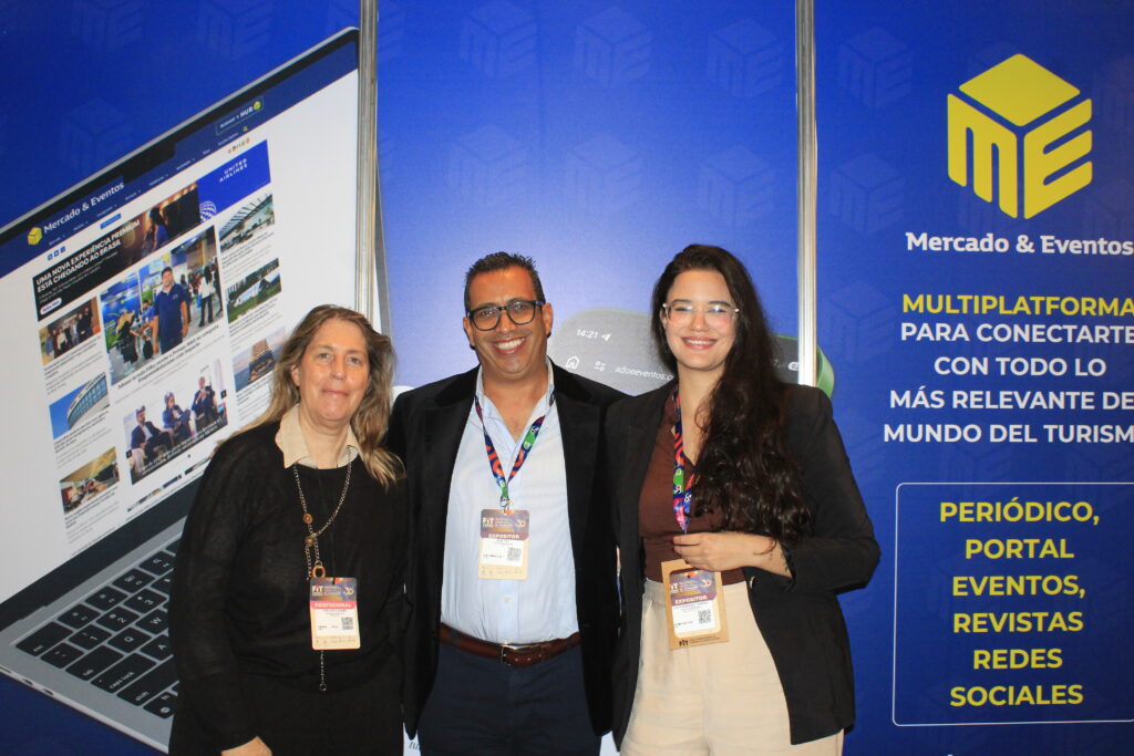 Gold Experiences estreia na FIT e acelera expansão comercial na América Latina Carlota Adamo, Slim Fsili, e Lya Teixeira, da Gold Experiencie