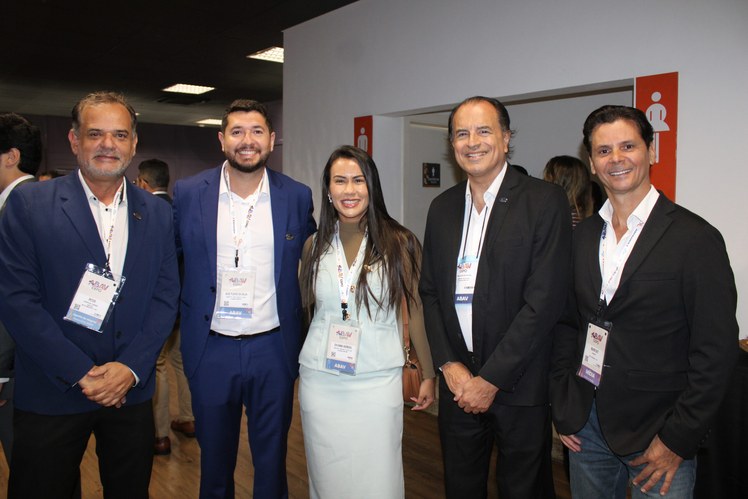 Dayanna Barbosa, da Abav-MA, com representantes do Turismo de Minas Gerais