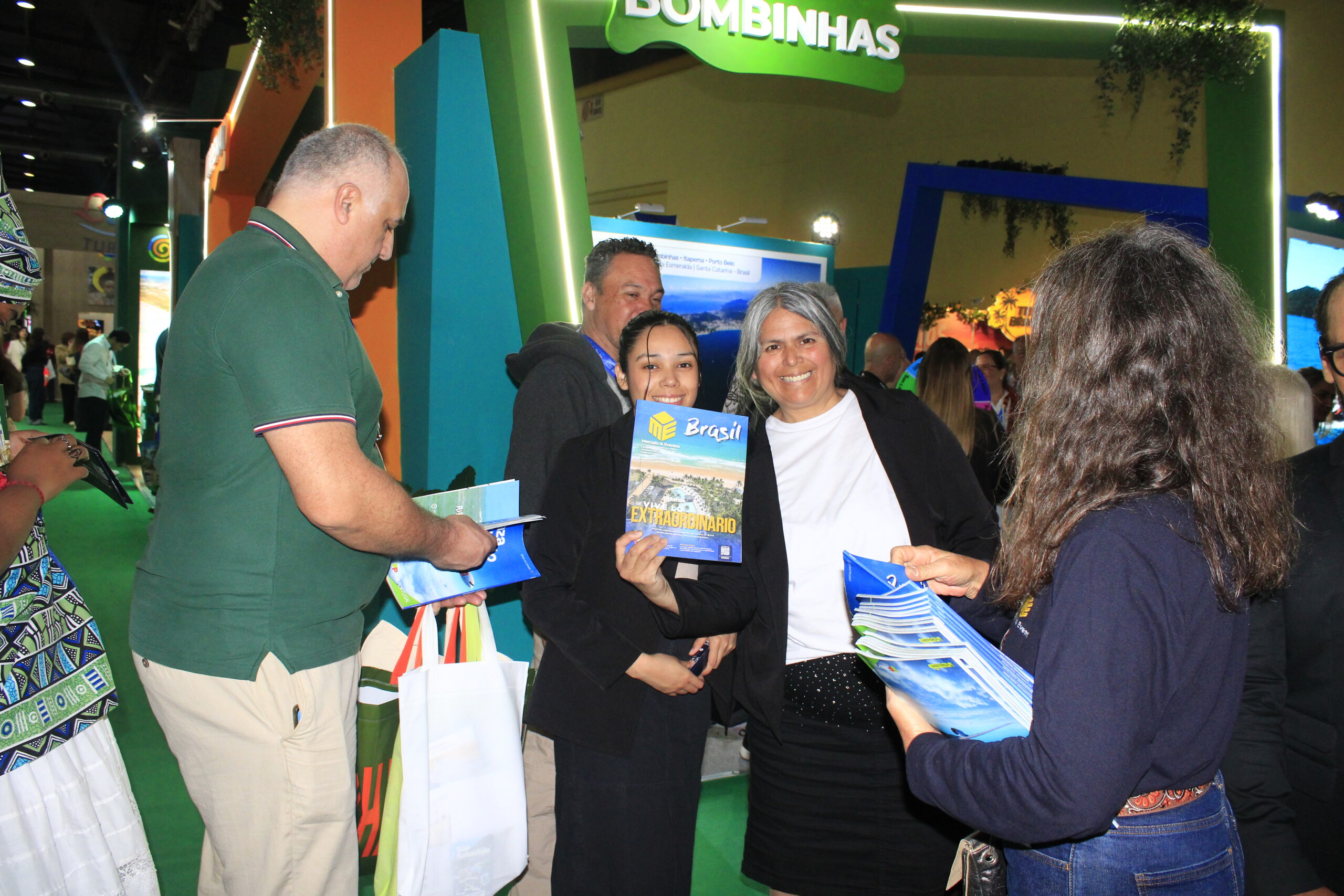Distribuição de revistas do M&E na FIT 2026