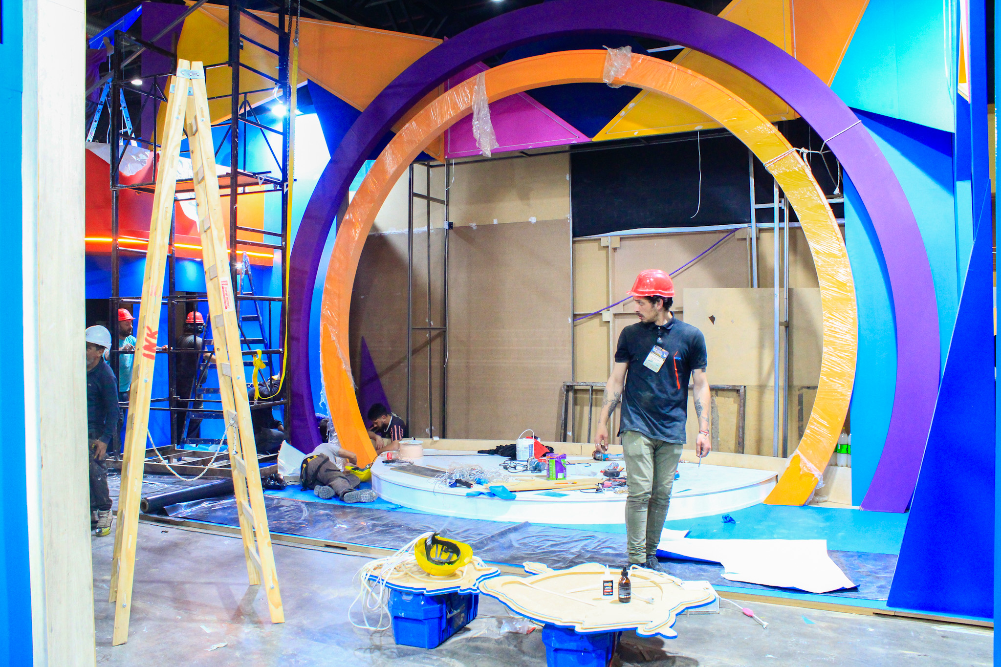 Em alguns instantes ainda é possível ver a estrutura e acompanhar o processo de pintura