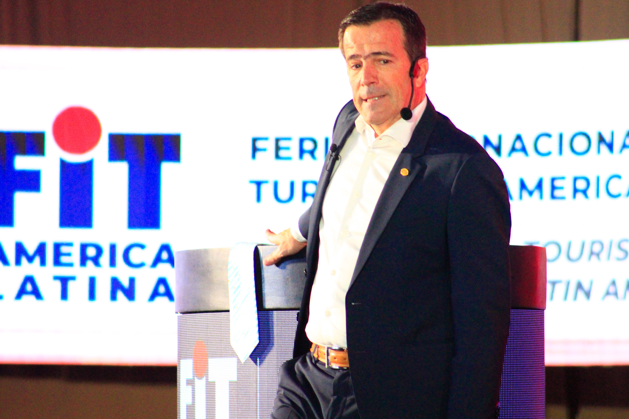 Emocionado, Andrés Deyá, presidente da FIT, realizou uma ação simbólica de deixar a gravata, como sinal de boas vindas ao seu sucessor