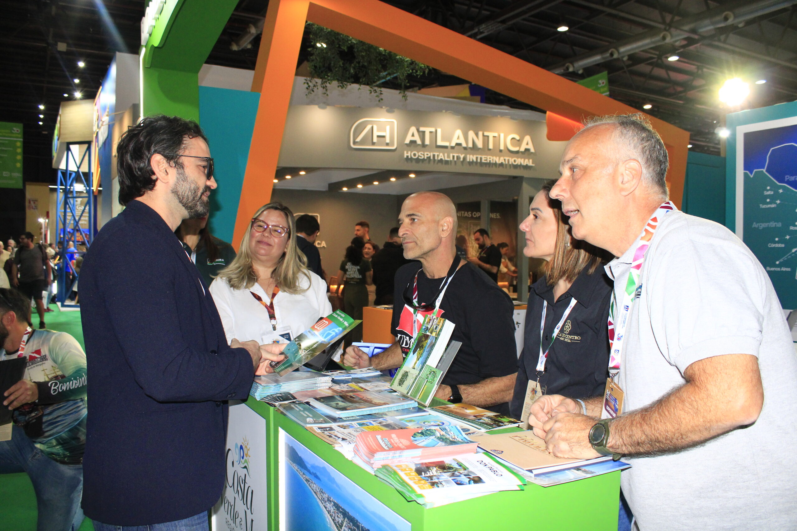 Equipe do Costa Verde & Mar em atendimento na FIT 2026