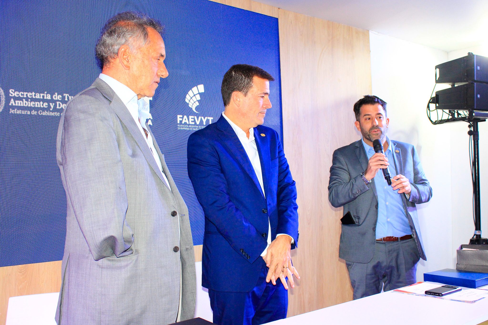 Ezequiel Barberis, novo presidente da FIT, em discurso na coletiva da feira