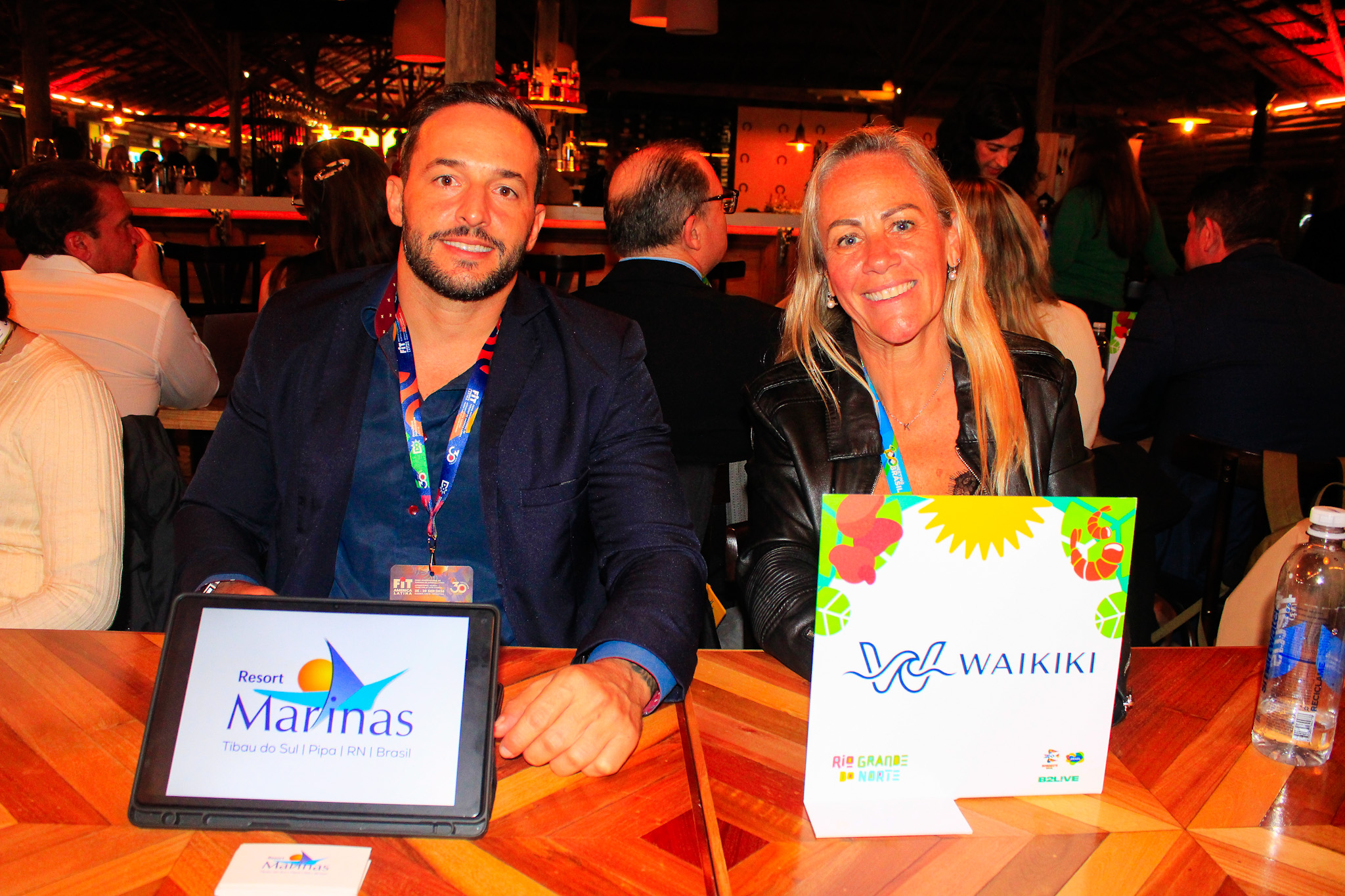 Gabriel Simonetti, do Resort Marinas, e Karin Moura, da Waikiki Hoteis