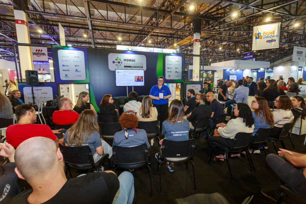 HSMAI Brasil discute tecnologia, gestão e inovação na Equipotel 2026; veja programação Fotos ambientes estande HSMAI na feira Equipotel 2025 (Divulgação/HSMAI)