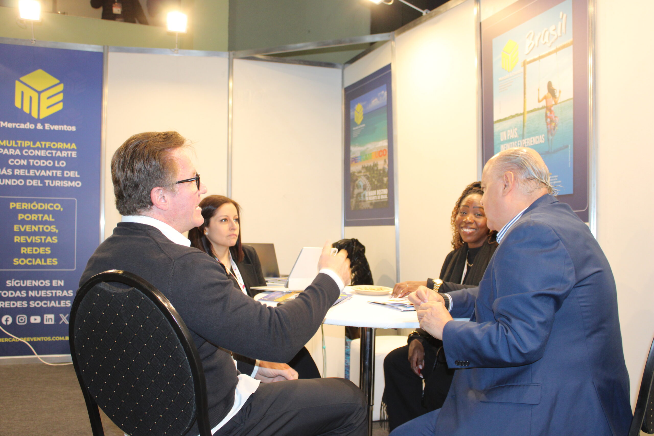 EZLINK realiza reunião no estande do M&E na FIT América Latina 2026
