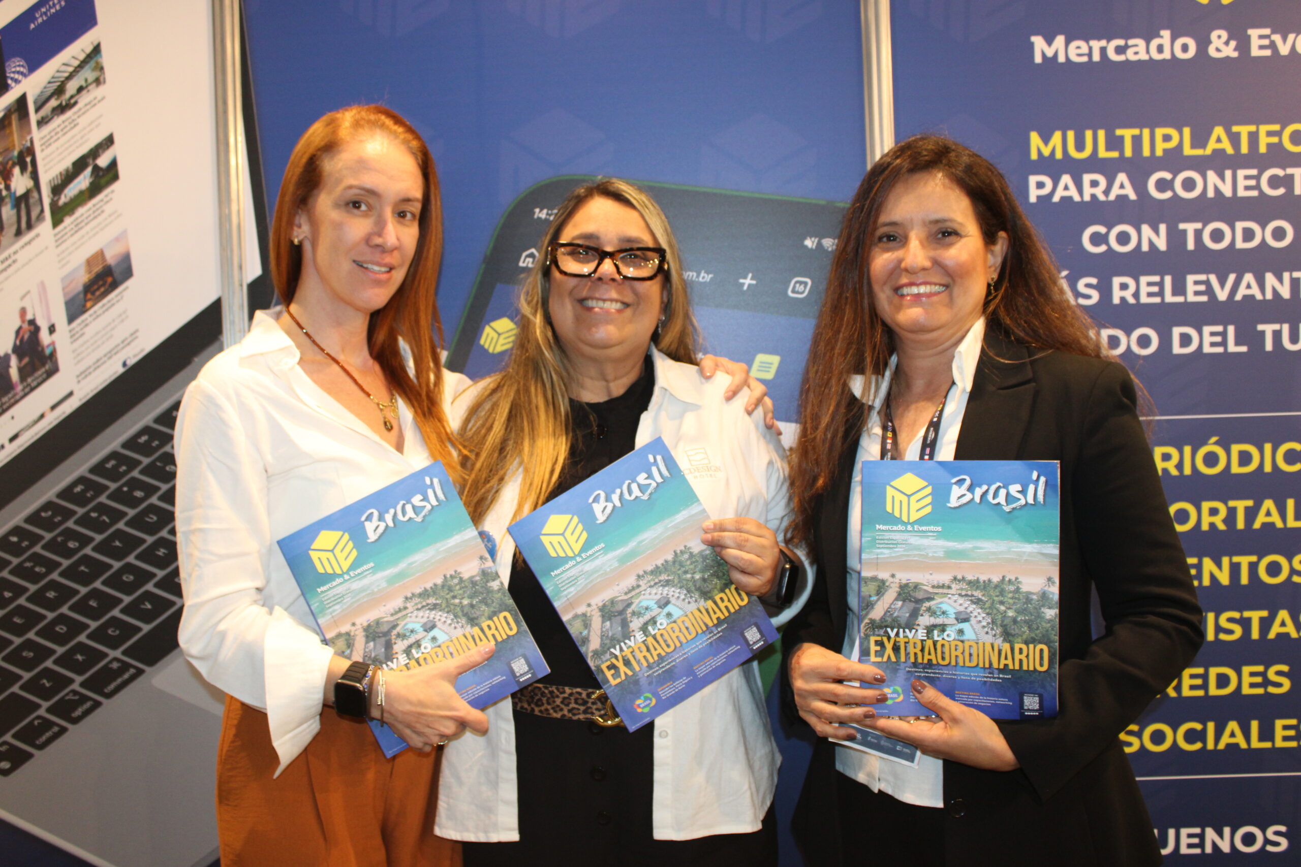 Patricia Arruda, Michele Leite e Marilia Costa, da CDesign, com a revista do M&E para a FIT América Latina