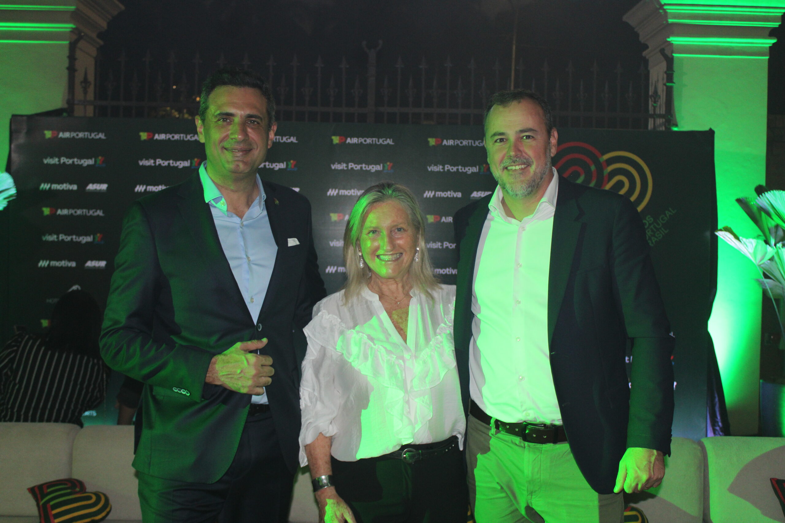 Carlos Antunes, da TAP, com Rosa Masgrau e João Taylor, do M&E