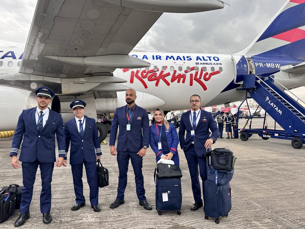 Em ação especial para o Rock in Rio 2026, Latam realiza show de Cat Dealers a bordo de ponte aérea rock in rio