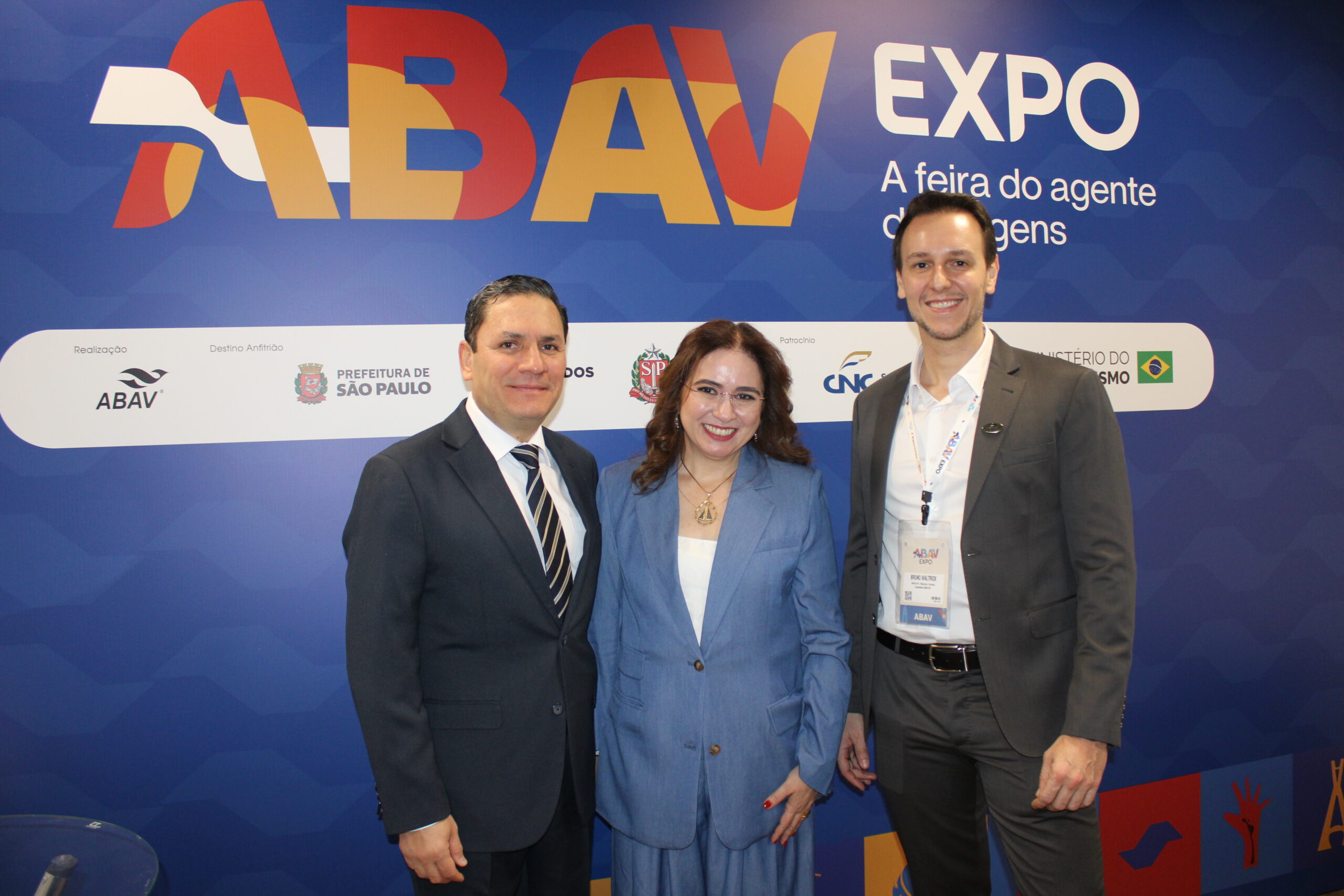 Jorge Murillo, do Consulado da Venezuela, com Ana Carolina Medeiros, da Abav Nacional e Bruno Waltrick, da Abav-SP l Aviesp