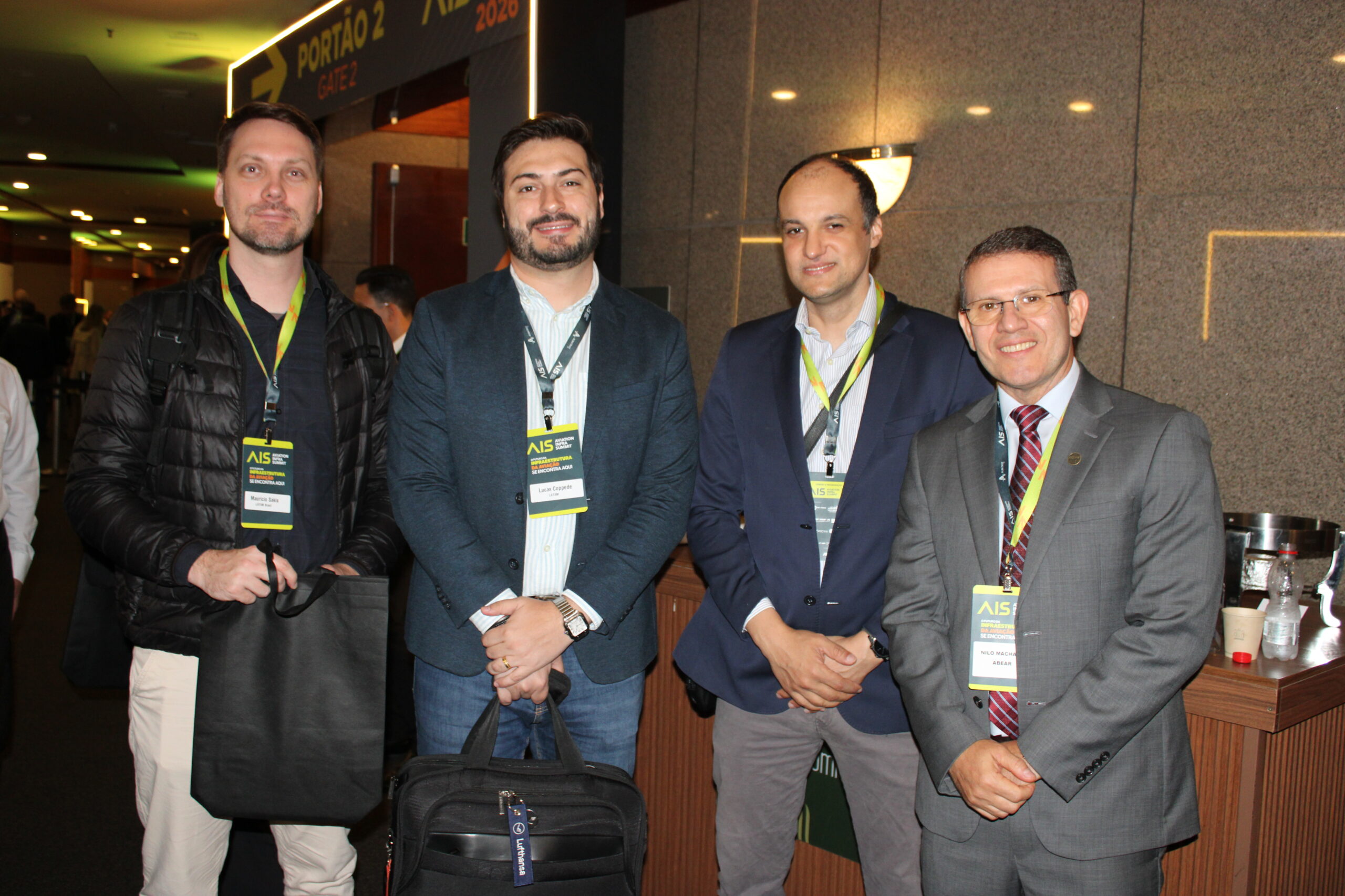 Mauricio Sakis e Lucas Coppede, da Latam; ao lado de Manoel Aldano e Nilo Machado, da Abear