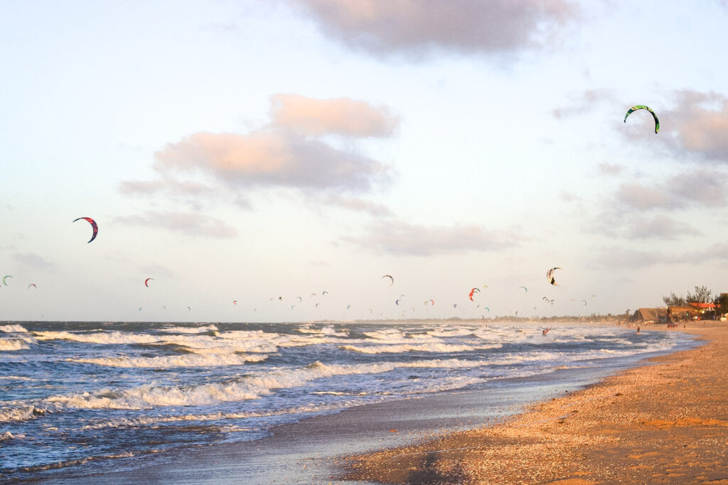 O céu e o mar do Preá ficam repletos de kitesurfistas durante todo o dia (Ana Azevedo/M&E)
