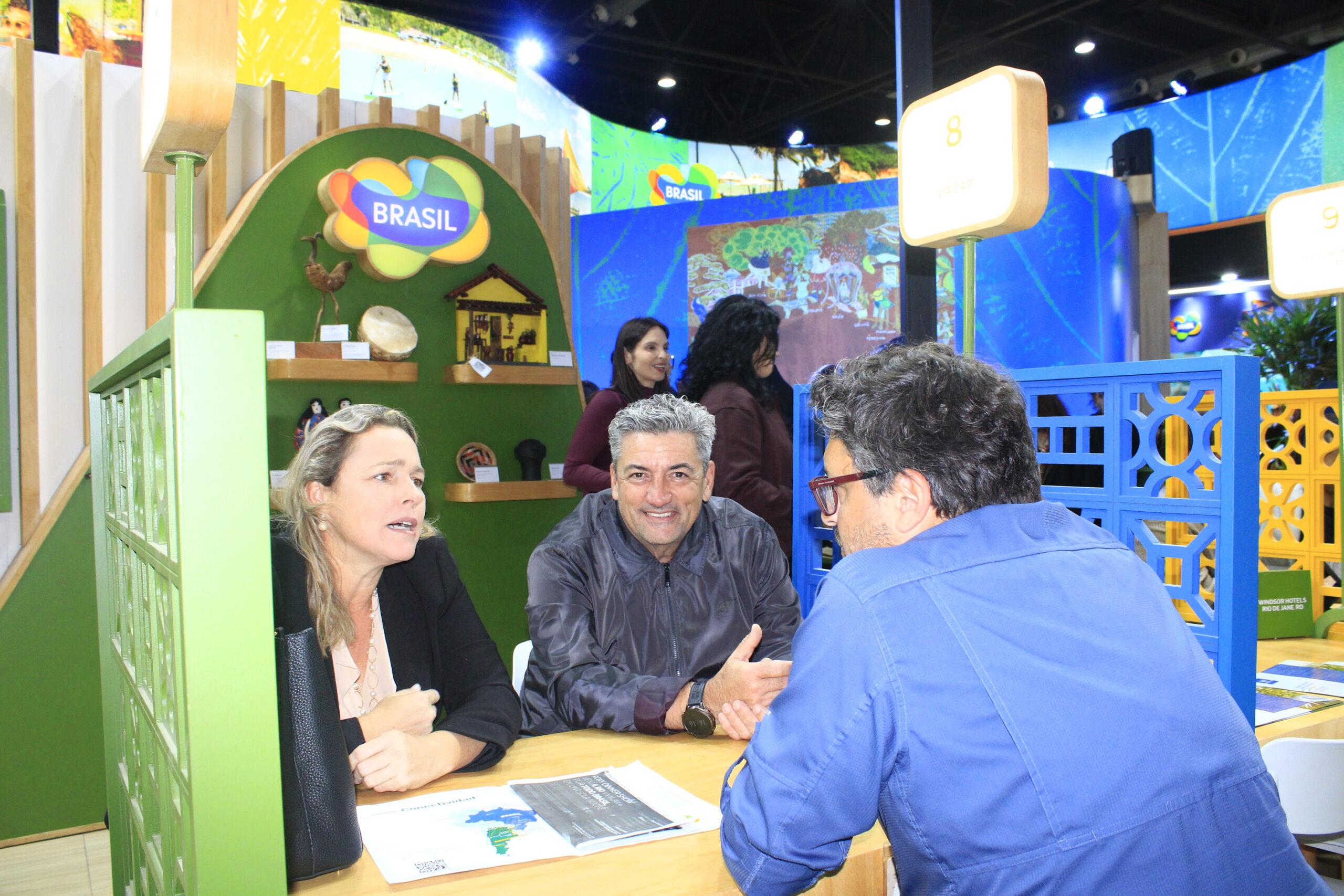 O estande da Embratur é o local onde os cooperados apresentam seus produtos e fazem negócios