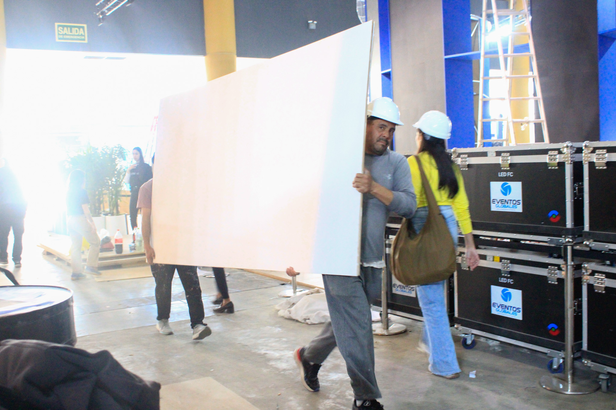 O pavilhão de exposição ainda está recebendo diversos materiais para a estrutura dos estandes