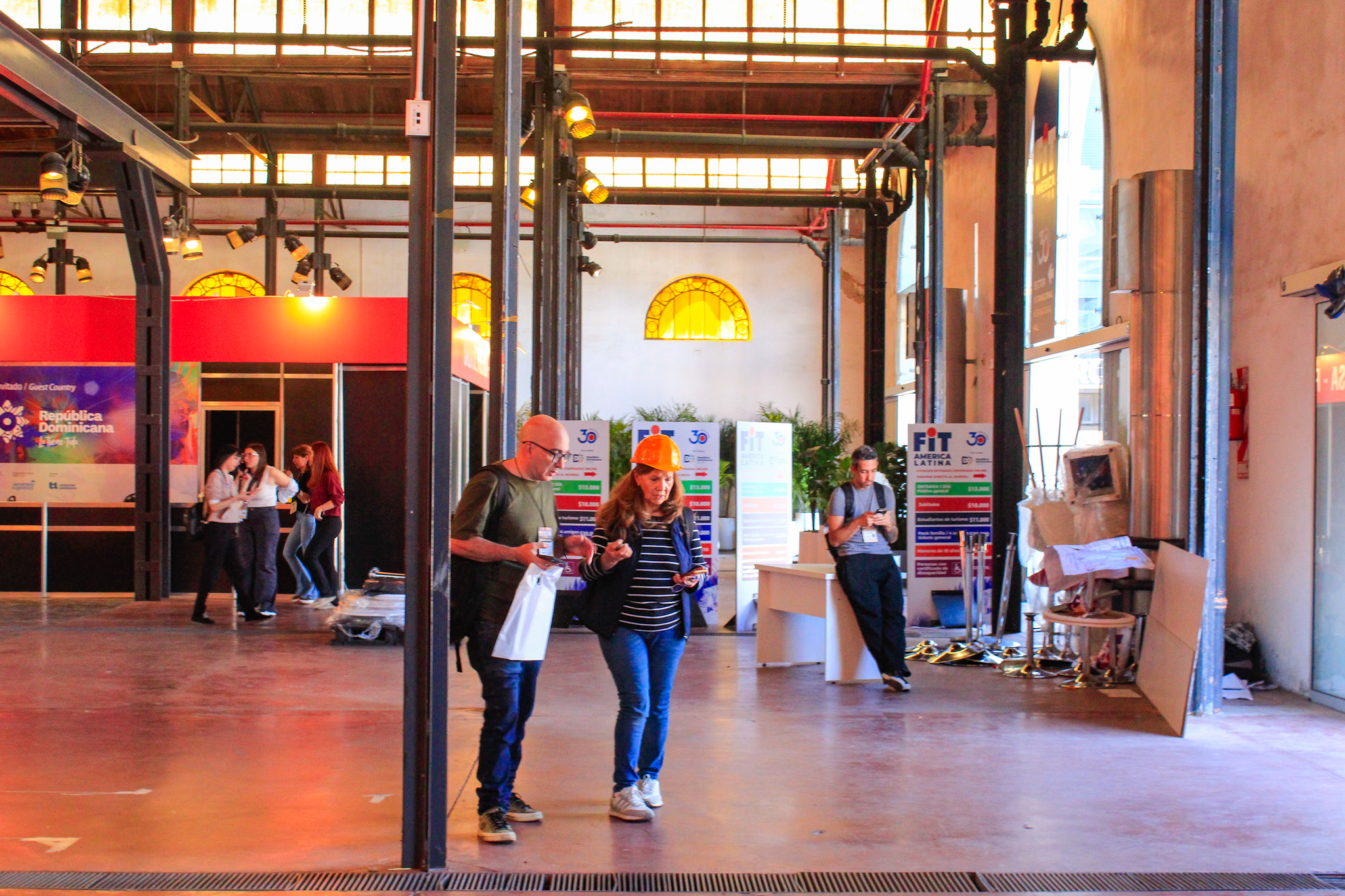 O uso de capacete é obrigatório para a entrada na feira durante a montagem