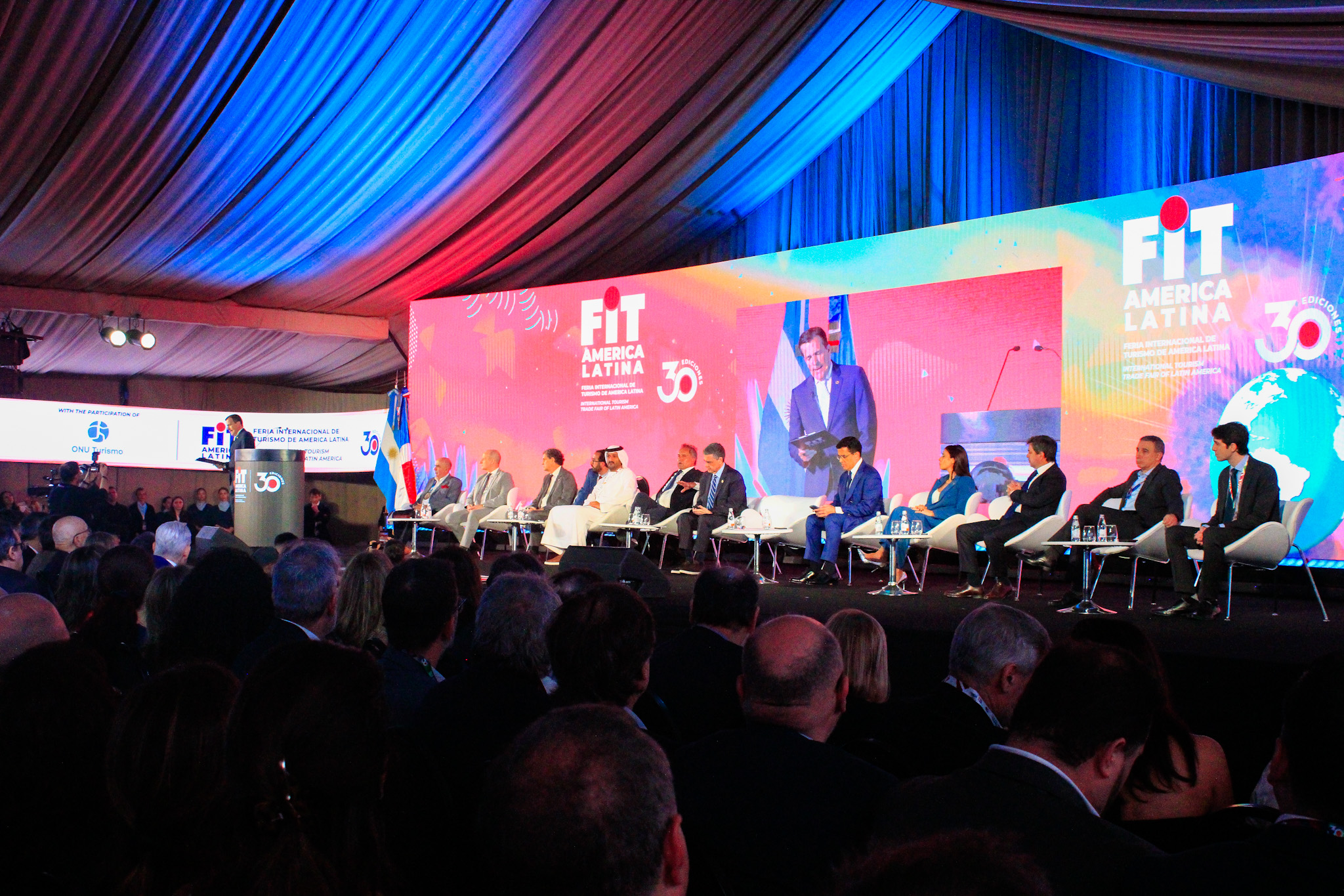Painel de autoridades na abertura da FIT