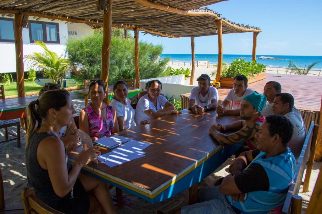 Cécile Delannoy em reunião com o primeiro grupo de colaboradores do Preabeach, do qual muitos continuam na equipe (Divulgação/Arquivo pessoal) 