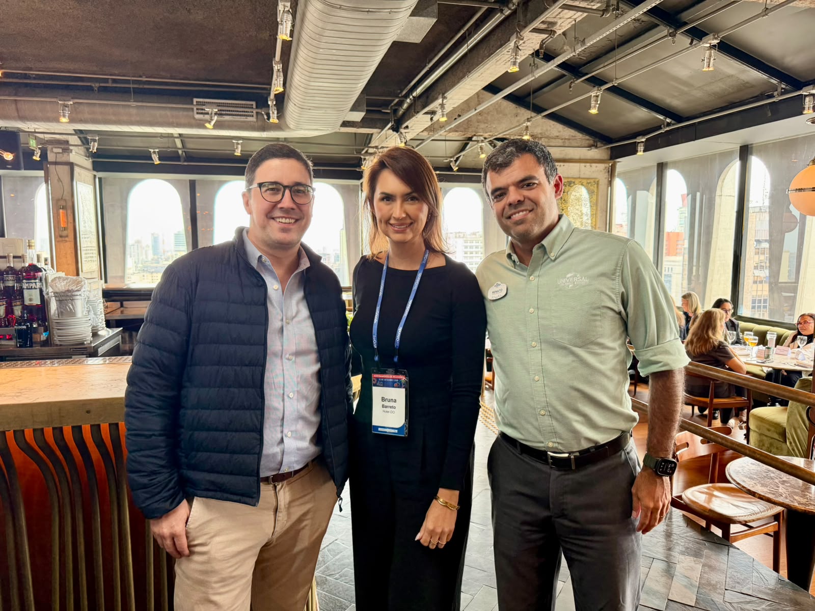 Martim Diniz e Renato Gonçalves, da Universal, com Bruna Barreto, da HotelDo