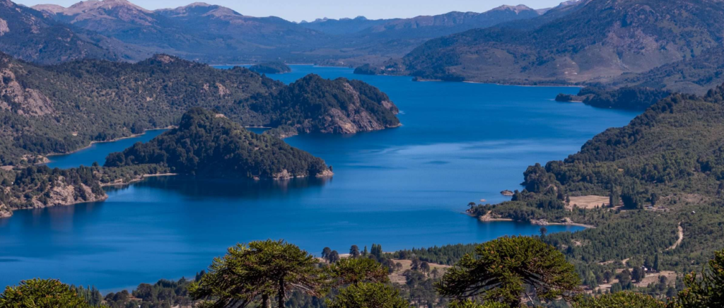 Pouco conhecida pelos brasileiros, Villa Pehuenia revela outro lado da Patagônia Lago Aluminé, em Villa Pehuenia (Turismo Neuquén/Divulgação)