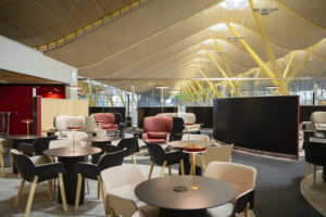 Espaço de 800 m² tem capacidade para 128 clientes e atende passageiros de categorias superiores da Iberia