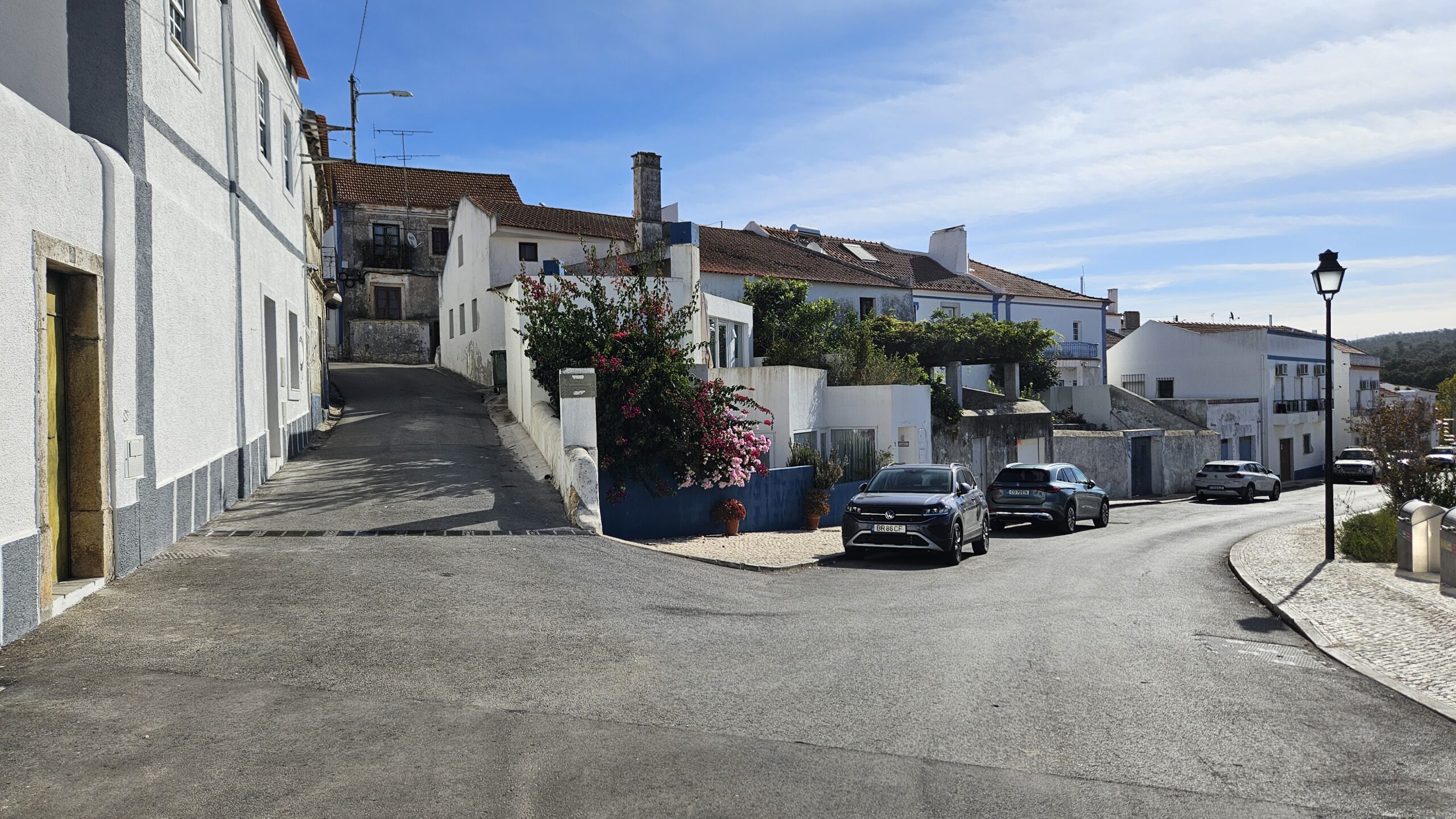 Melides tem ganhado notoriedade internacional como um refúgio exclusivo e alternativo à vizinha Comporta