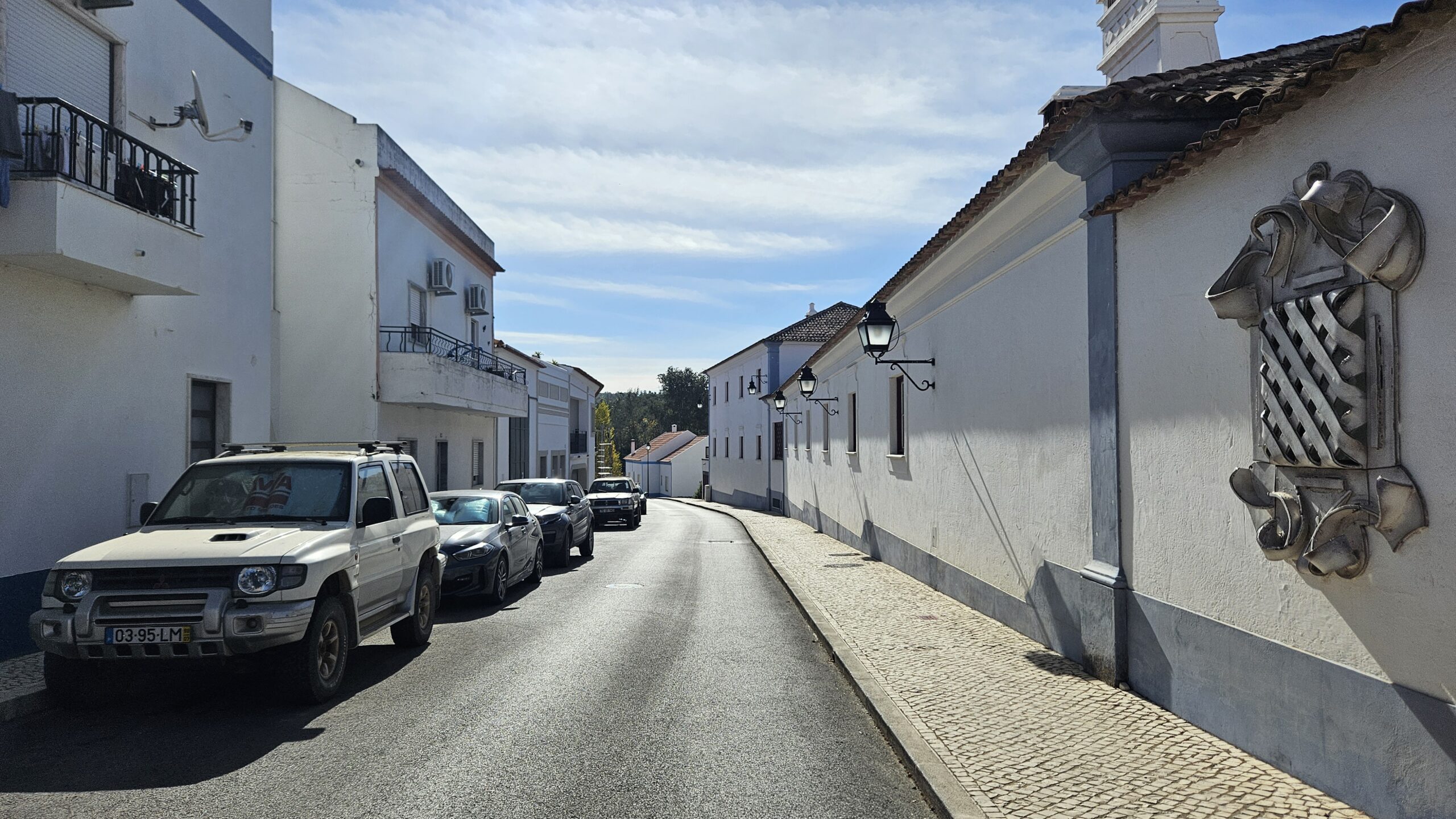 É conhecida pela tranquilidade e autenticidade da arquitetura tradicional alentejana (casas brancas e ruas calmas)