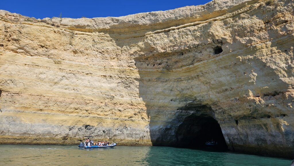 Passeio de barco marca dia do pós-tour da Convenção Braztoa 2026 no Algarve Braztoa
