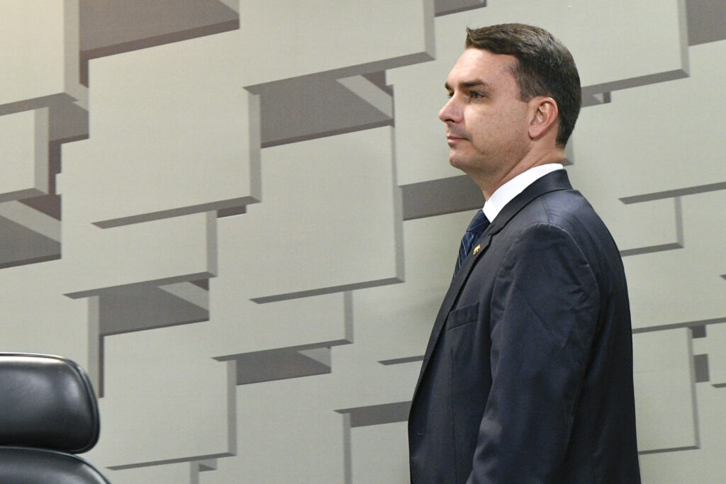 A viagem ocorreu apesar de uma decisão, que proibiu o senador de deixar o Brasil (Flickr Flávio Bolsonaro/Pedrofranca)
