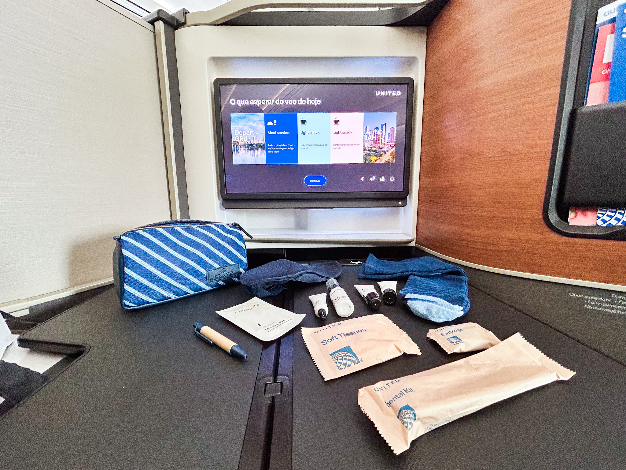 A United Airlines oferece cosméticos aos passageiros a fim de promover um voo confortável