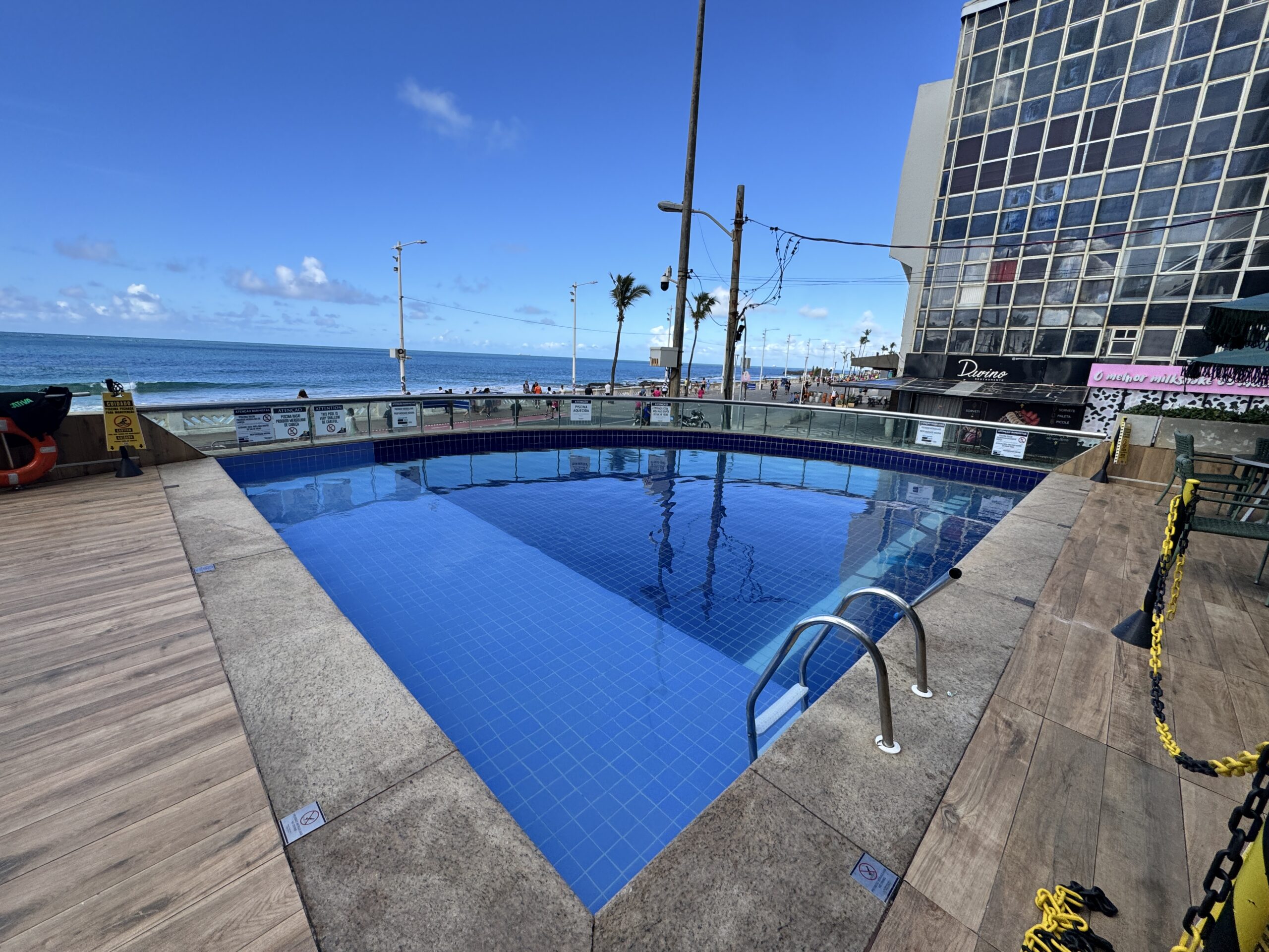 A piscina do Monte Pascoal fica de frente para o mar e passou por melhorias (Felipe Abílio:M&E)