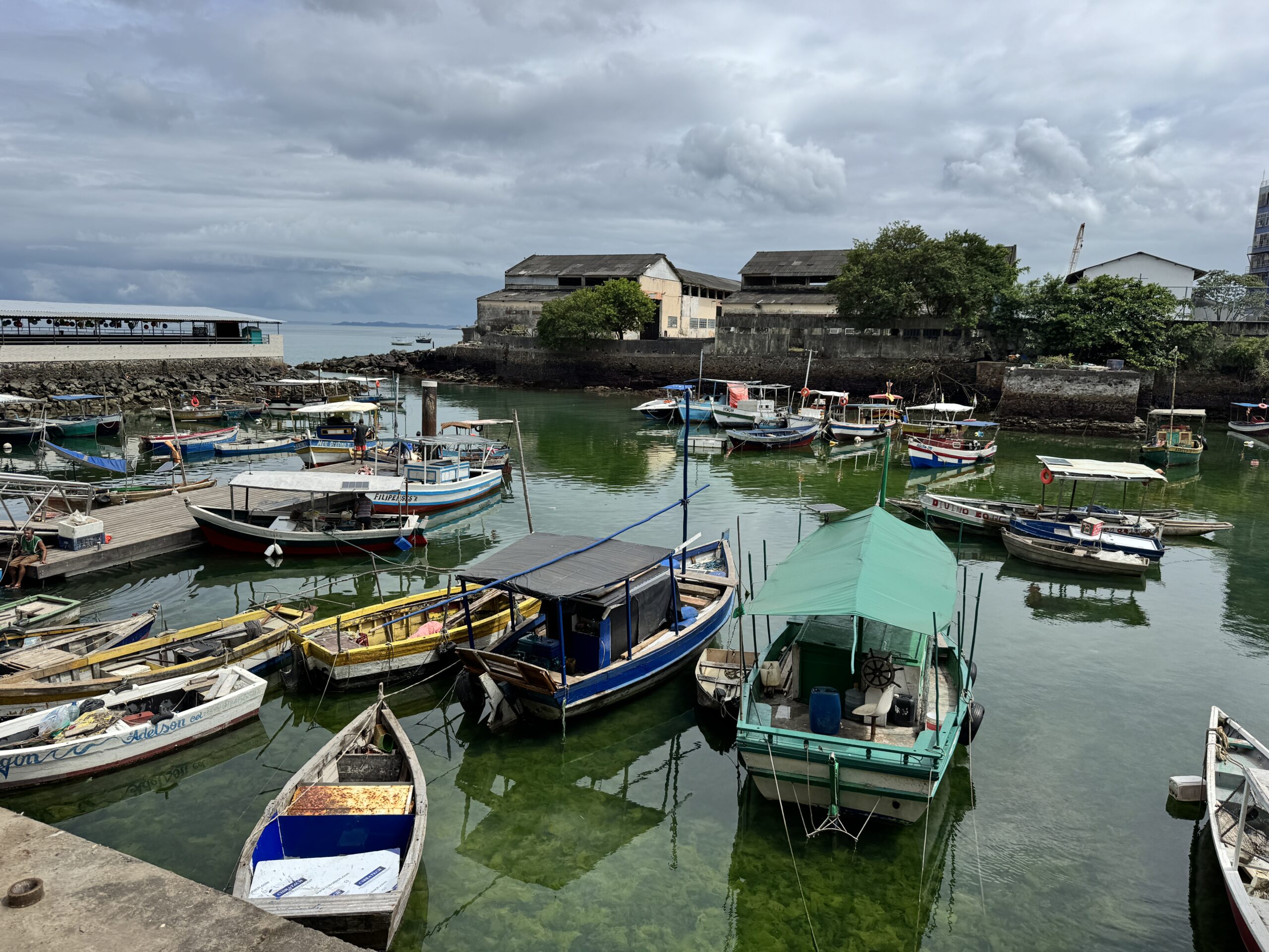 Barcos ancorados na Feira de São Joaquim mostram a relação de Salvador com o mar e a pesca. (Felipe Abílio:M&E)