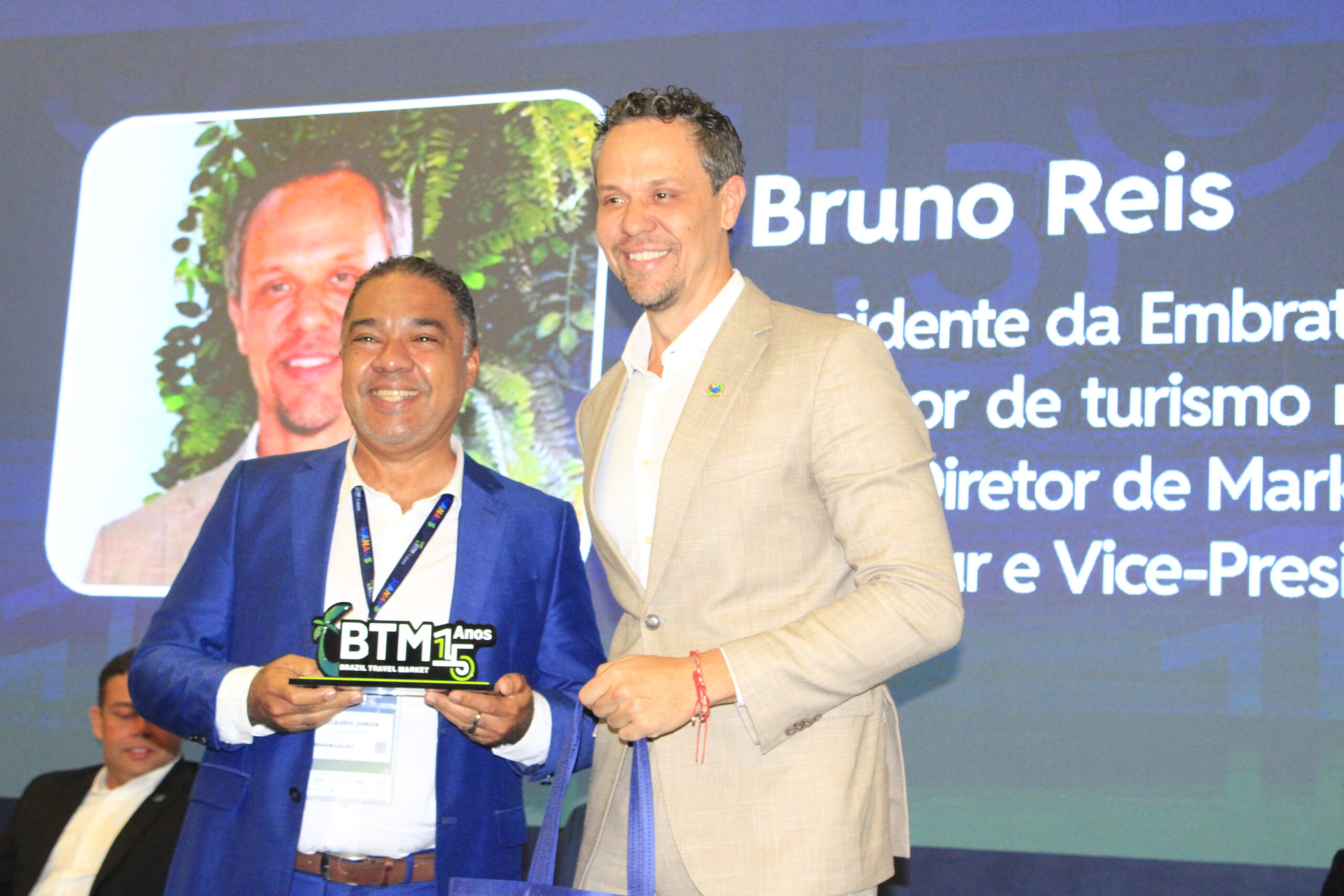 Bruno Reis, da Embratur recebeu uma homenagem da BTM