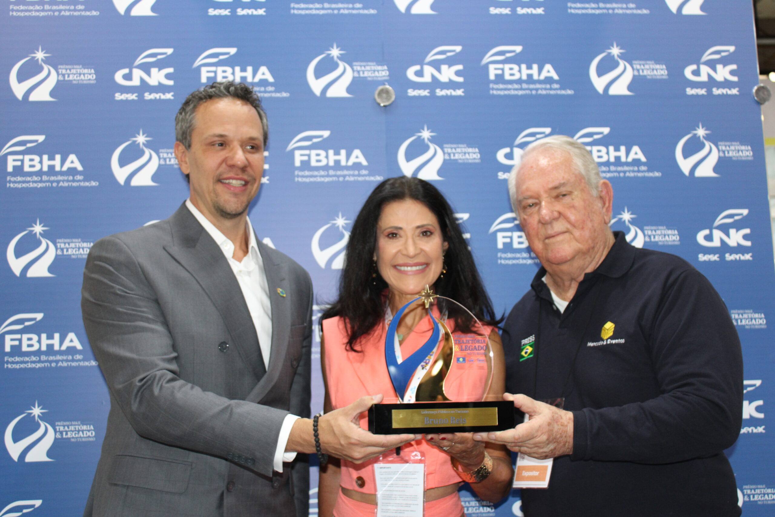Bruno Reis, presidente da Embratur, recebeu o Prêmio M&E das mãos de Patty Leone, e Roy Taylor