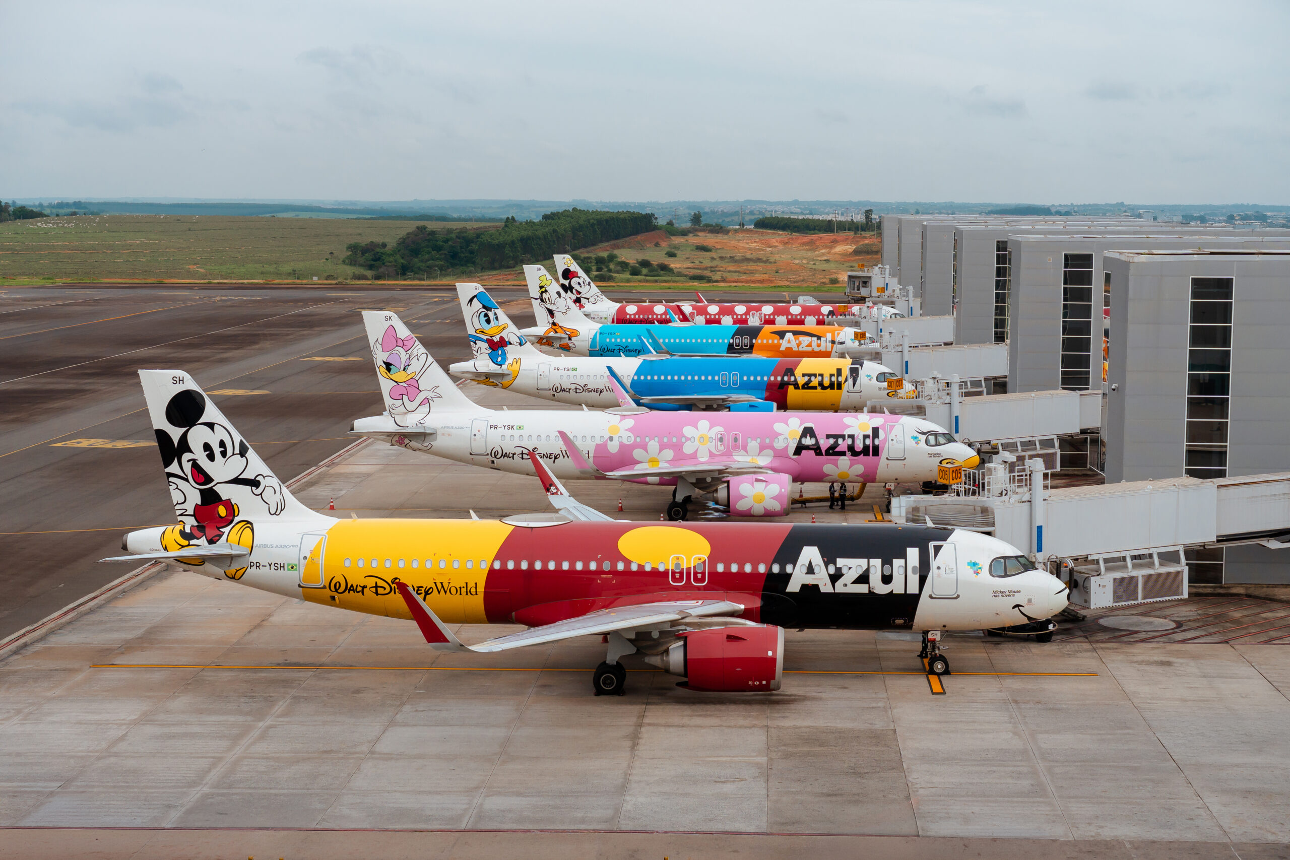 Azul reúne cinco aviões temáticos da Disney em desfile inédito em Viracopos Azul