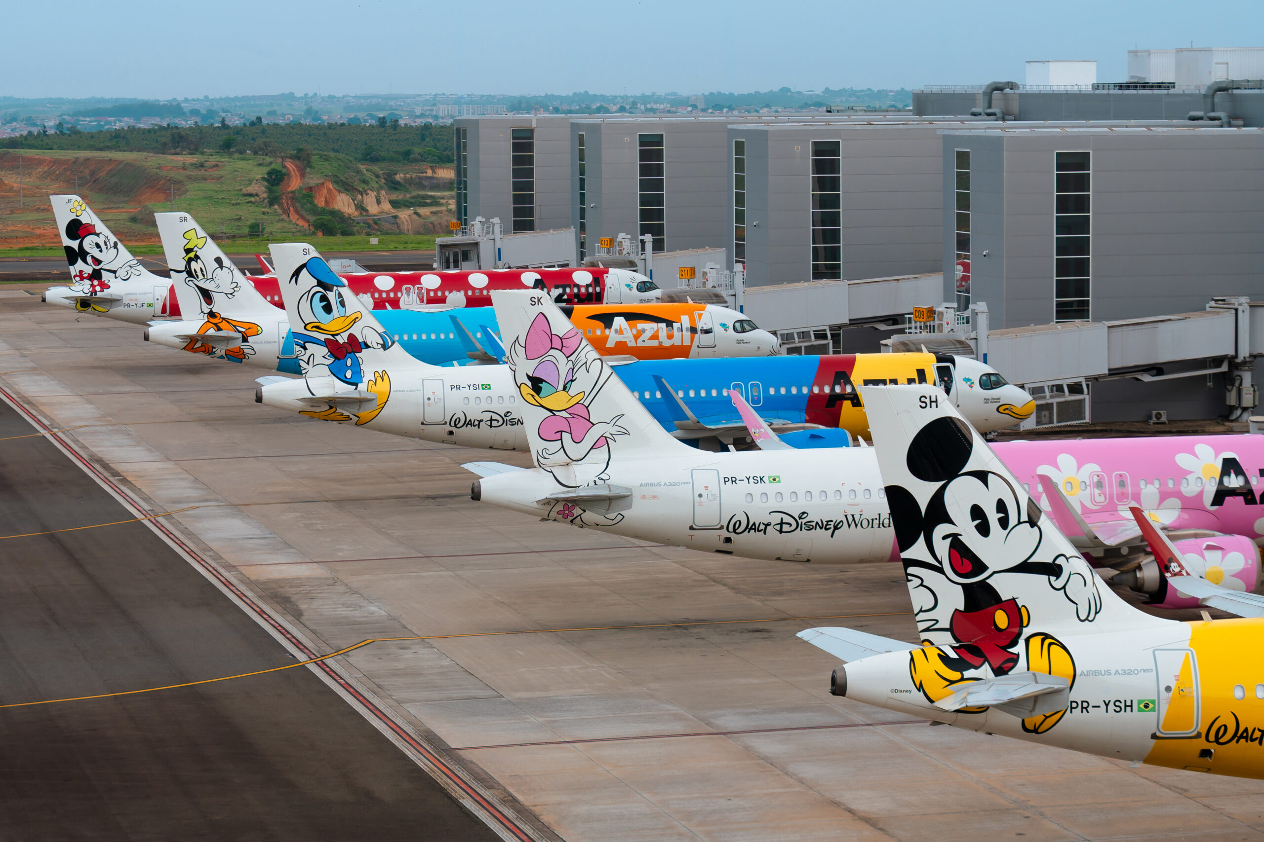 Azul reúne cinco aviões temáticos da Disney em desfile inédito em Viracopos Azul reúne cinco aviões temáticos da Disney em desfile inédito em Viracopos